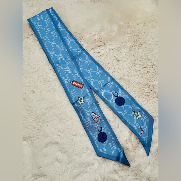 ♥️SOLD♥️ Chanel silk bandeau scarf in blue brand new never used NWOT - Picture 2 of 5